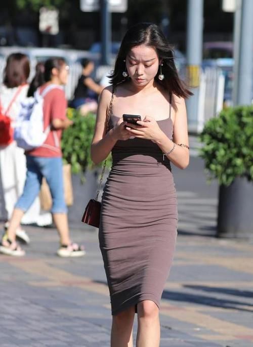  「大方」潮范儿女神来了，街拍：风流蕴藉的小姐姐，一件粉色上衣配蓝色短裤，时尚大方气质