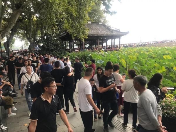 坐在家里的人笑了！昨天的西湖外滩长城…都是这样的！