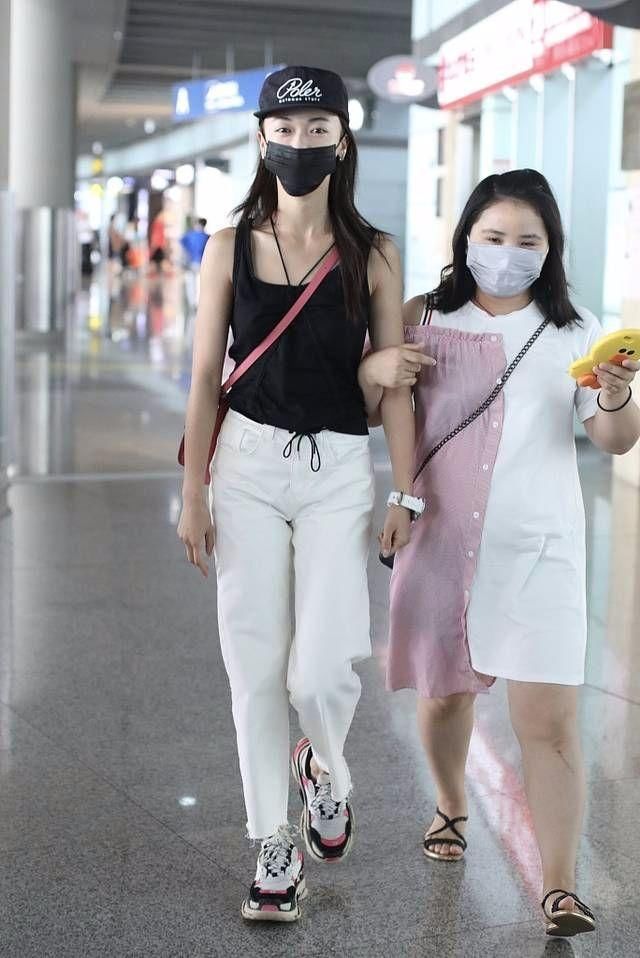 想不到吴谨言的脸居然这么瘦!戴上口罩里面都可以放一个鸡蛋!