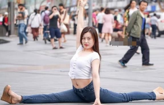 优雅清爽的牛仔裤美女,凸显风韵身姿,走到哪都吸睛