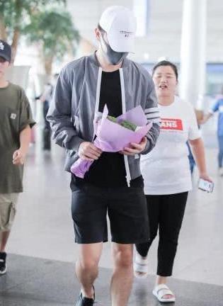 感觉被邓伦骗了，穿短裤的腿与穿长裤的腿，差别也太大了