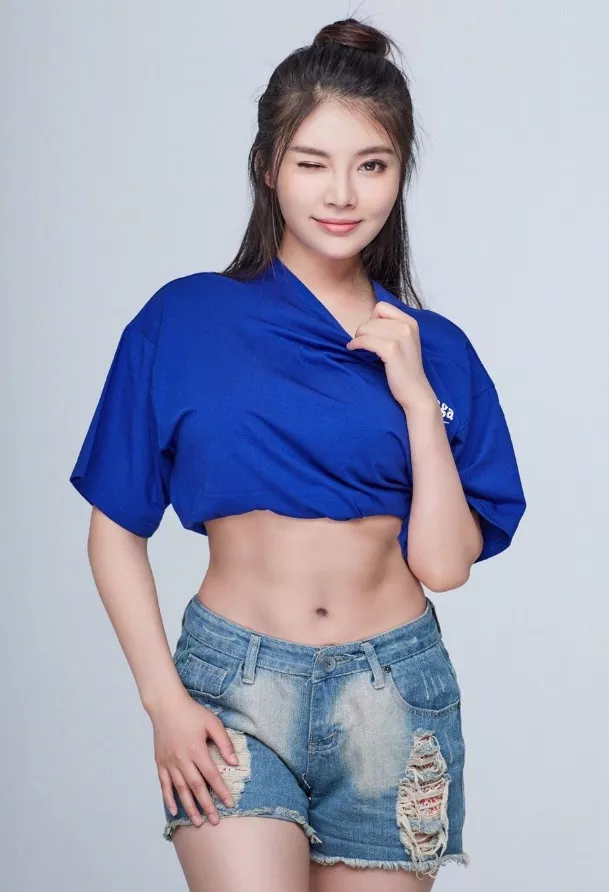 大嫂徐冬冬都瘦得见骨了,撩衣炫腹却炫出尴尬,小蛮腰一言难尽