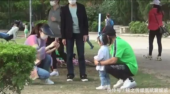『亲家』熊黛林一家六口公园散心,亲家合体其乐融融,临走前不忘全身消毒