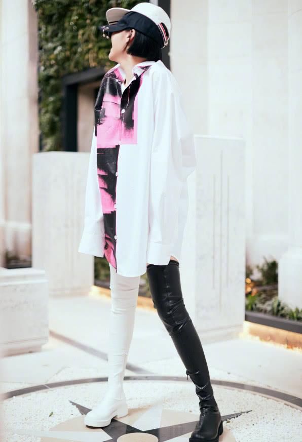 许晴为赶时髦也是拼了，把长靴当裤子穿，这颜色更为惊奇!