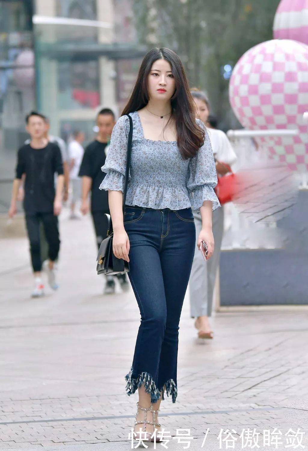「美女」美女街拍:下衣失踪搭配,简洁大方又不失美感!