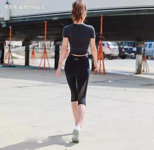 紧身裤增添小姐姐靓丽的色彩,时尚穿搭展现出迷人的优雅姿态!