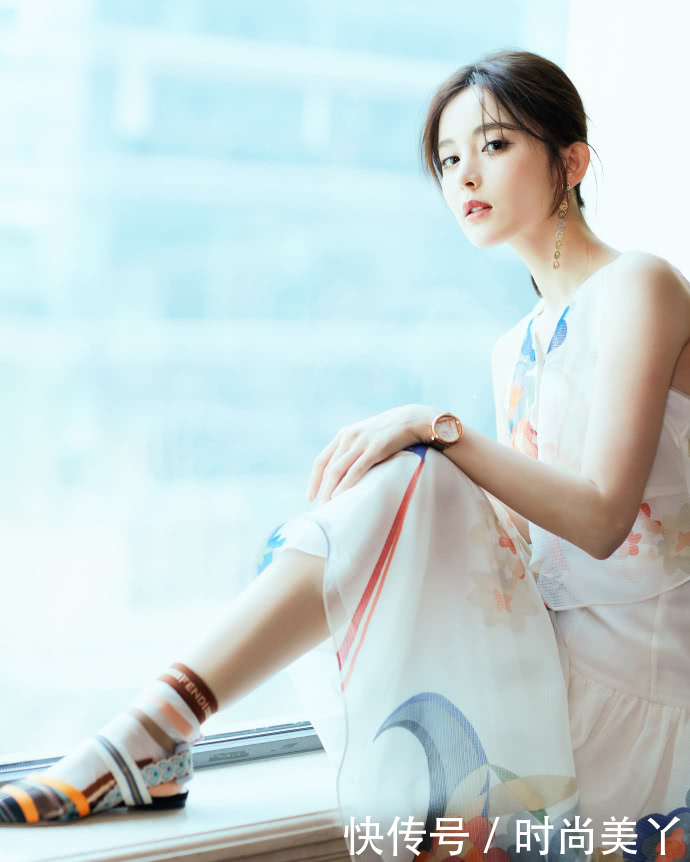 古力娜扎穿蕾丝裙优雅动人,大长腿太惊艳,网友:身材比例真好!