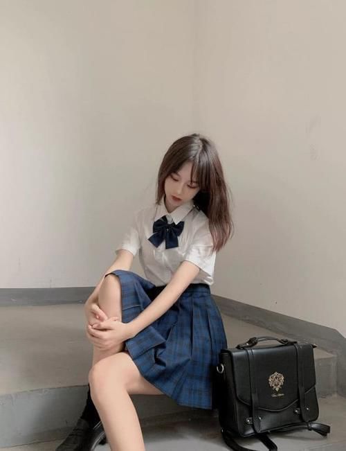  【显瘦】“打底裤”失宠了，今年春夏流行这款“初恋裙”，显瘦百搭还减龄