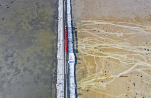 实拍茶卡盐湖：被称为中国的天空之境，游客数量达到300万人次