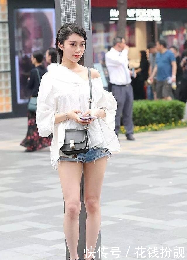  看起来：街拍：小姐姐一双竖条纹款式的高跟鞋，看起来非常的有性感的韵味