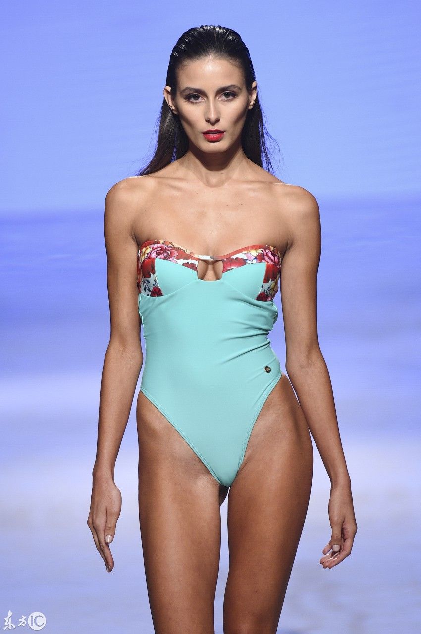 迈阿密泳装时装秀，你只看到模特耀眼的一面，殊不知她们的艰辛