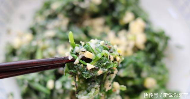  『蒸好的茼』蒸茼蒿时多做1步，根根分明，清香开胃，爽脆又好吃，1人能吃1盘！