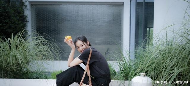 『苗条』刘雯不愧是超模出身,简约黑T加阔腿裤,也能穿出满满时尚感