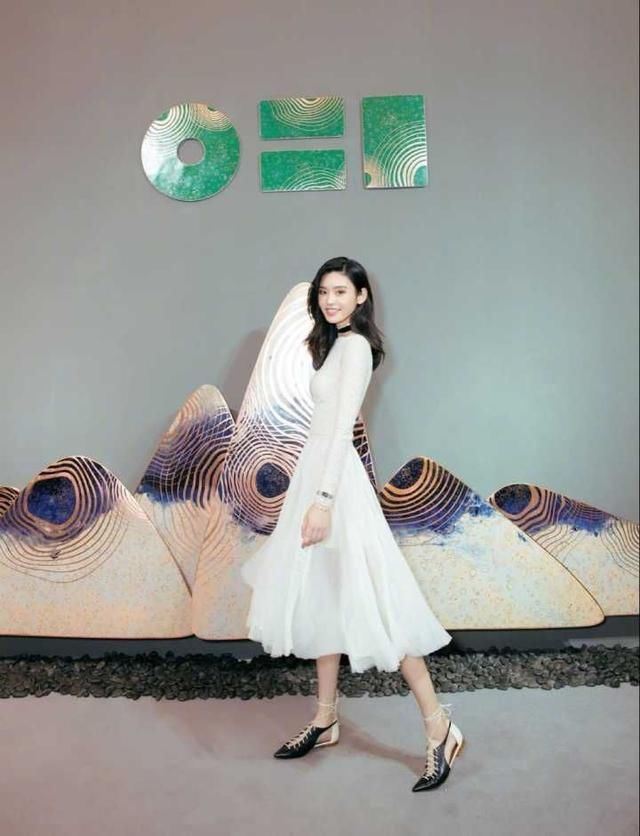 奚梦瑶上身穿的如此清凉，下半身却密不透风，网友：秀腿新技能！