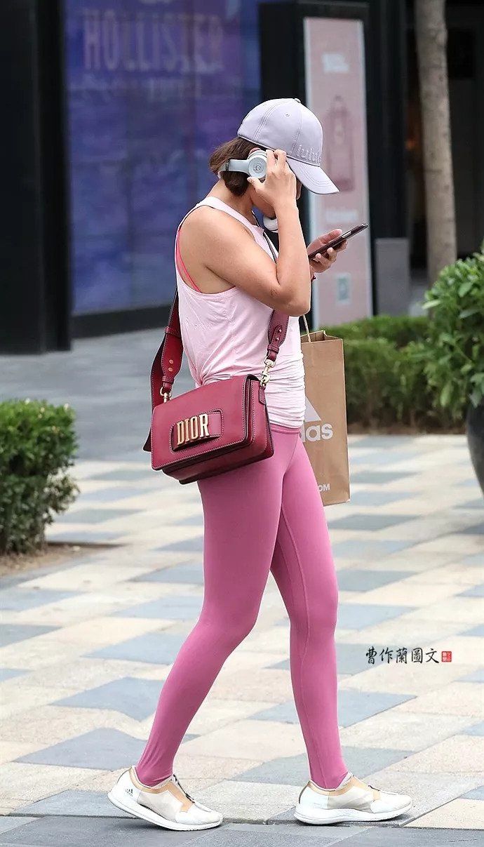 街拍:打底裤，穿出美女天生丽质好底子