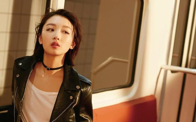 周冬雨这短裤也太紧了吧，活活勒出大腿上的赘肉，你觉得好看吗