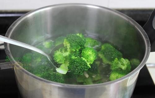  【炒饭的时】炒饭时加点它，比蛋炒饭还香，粒粒分明，润而不腻，端上桌就抢光