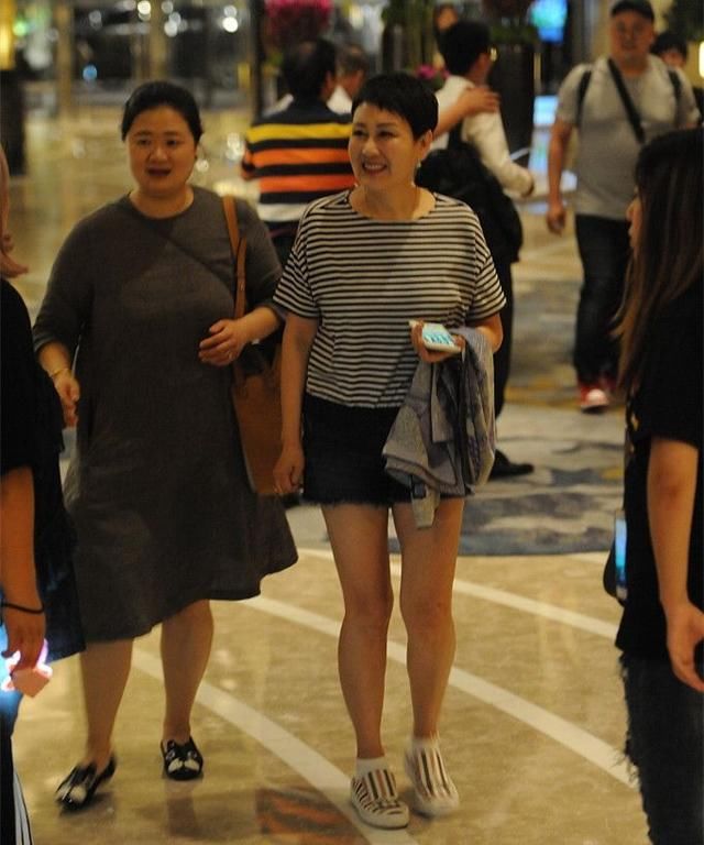 张凯丽赶时髦被嫌弃，网友：都多大岁数了，还穿个短裙露个大腿！