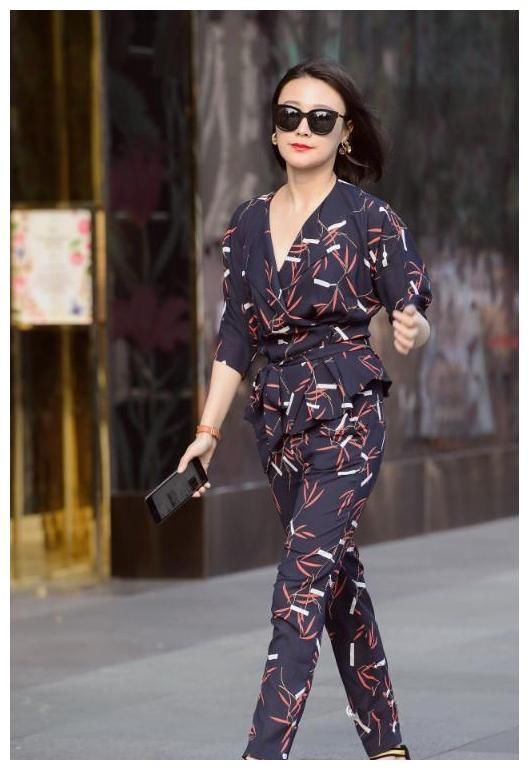 街拍:图1曲线玲珑,图3丰满简约,图7连衣裙显身材