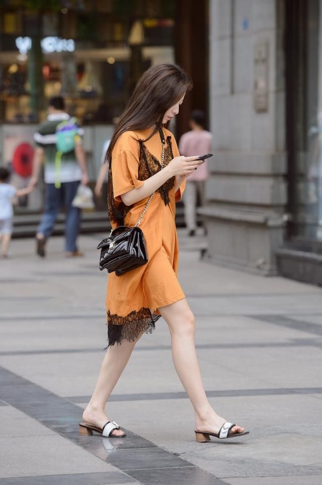 街拍美图 美女穿女人味的银色露肩连衣裙，有种欲语还休的诱惑感