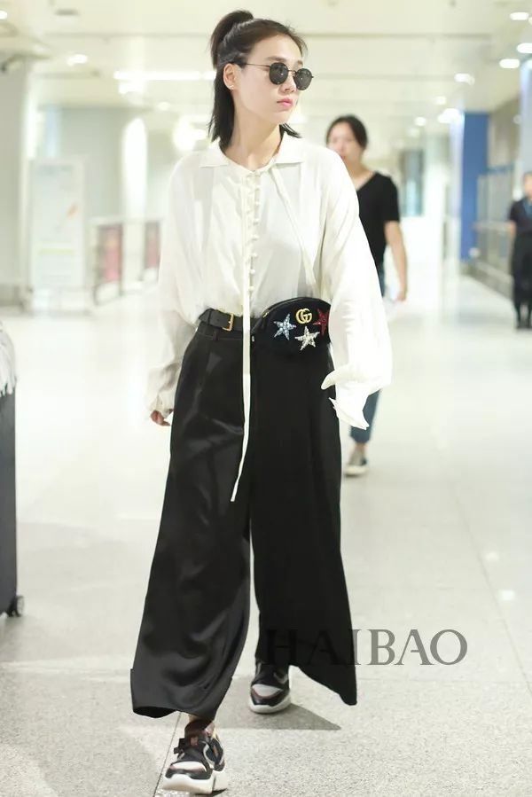 瘦回巅峰的赵薇年轻10岁!白百何这脸是怎么了?【海报街拍】