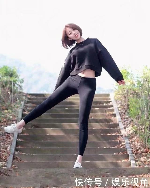 山涧游玩的小姐姐清新甜美，前凸后翘的好身材惹人喜爱