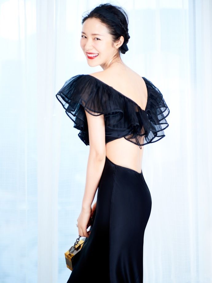 江一燕穿黑色连衣裙,大红唇无敌了,网友:简直就是女神!