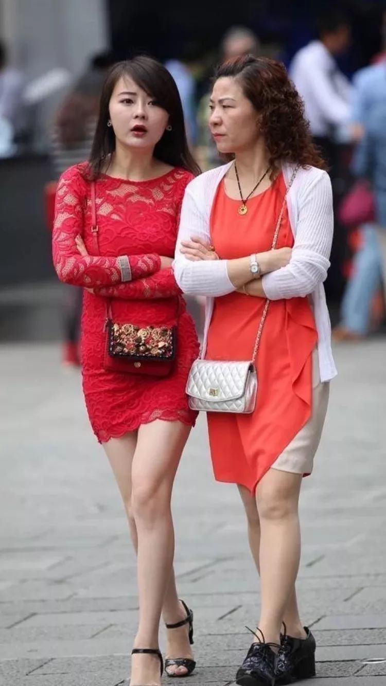 街拍:红色蕾丝紧身短裙,性感的让人难忘!