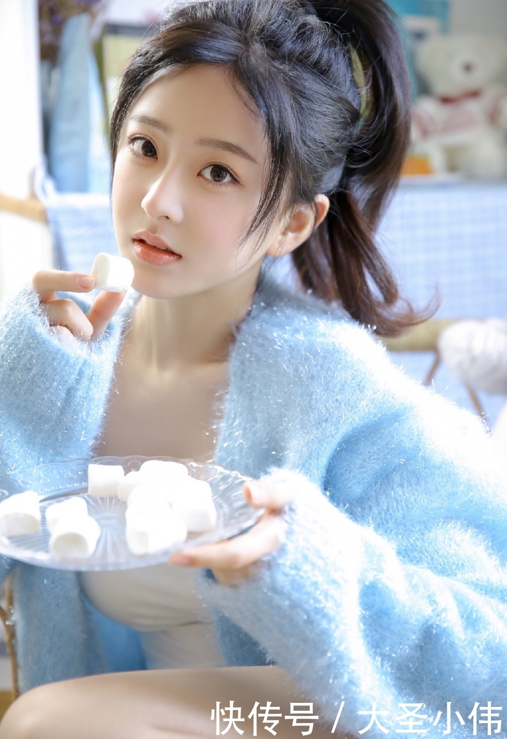 写真■美女写真:白嫩吊带美女性感美腿写真图片