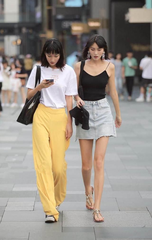 街拍：低胸T恤尽显丰满好身材，第四位小姐姐身材太犯规了