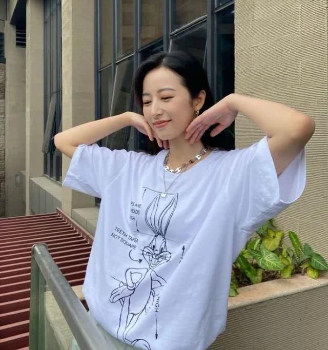 『印花图案』字母印花已经过时了!今年流行这4款“涂鸦”,个性十足谁穿谁潮
