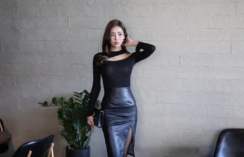 气质美女模特穿紧身包臀短裙，上围丰满锁骨诱人拍性感高清写真！