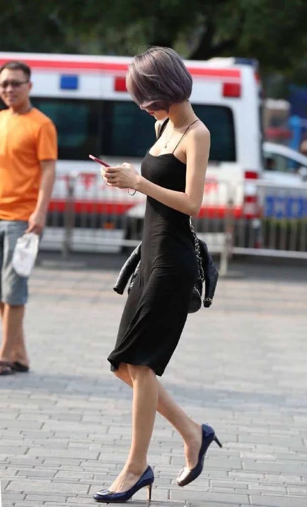 远看是一位身材婀娜的老奶奶，细看却是一位身材丰满的气质美女，