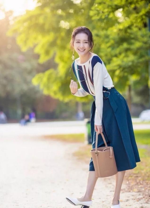 王鸥一身牛仔连体裤美出新高度！网友：我就好奇她上厕所怎么办？