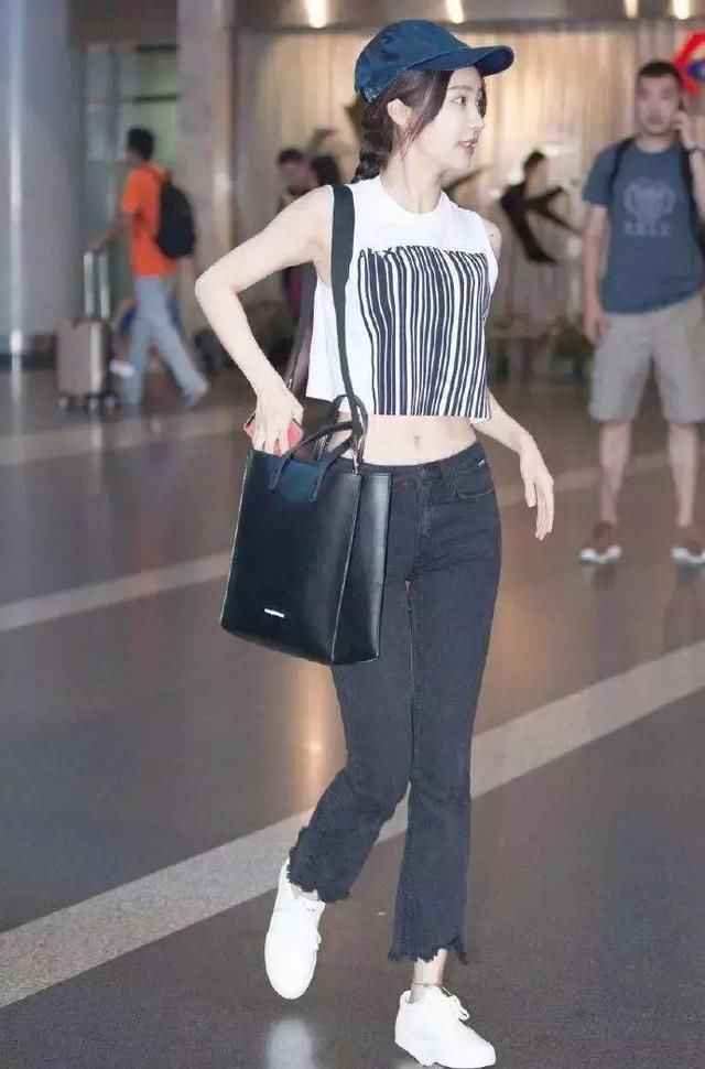 李菲儿的腿到底多细？这么窄的短裤都穿不满，看照片看出压力感！