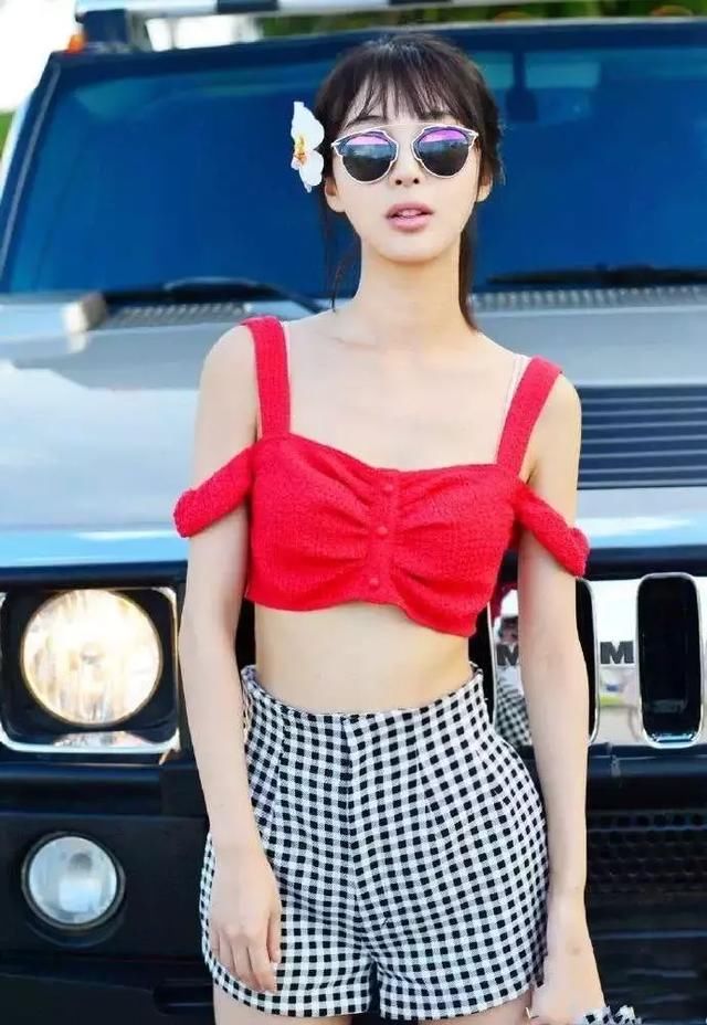 李菲儿的腿到底多细？这么窄的短裤都穿不满，看照片看出压力感！