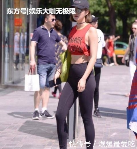  『短袖』街拍：兰质蕙心的美女，一条黑色短袖配黑色短裙，时尚优雅女人味