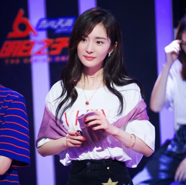 杨幂这是要上天啊，穿了件“热水袋”裙子，显瘦20斤不止!