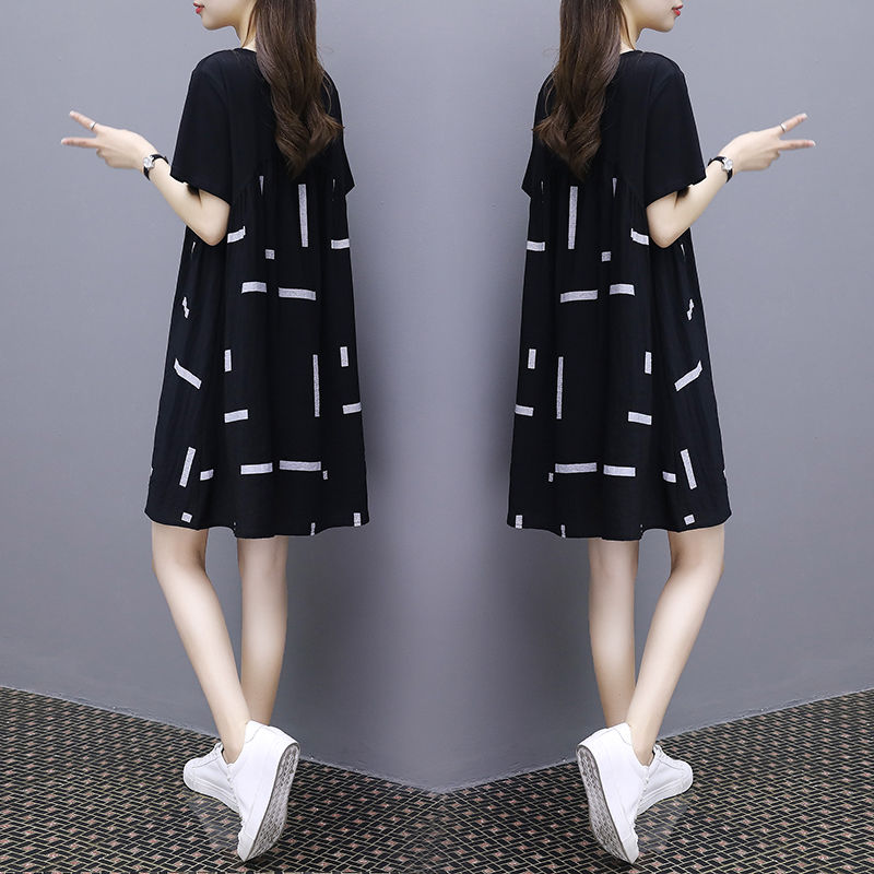 不怕告诉你，我最近逛步行街都这样穿:过膝长裙+凉拖鞋，忒惊艳