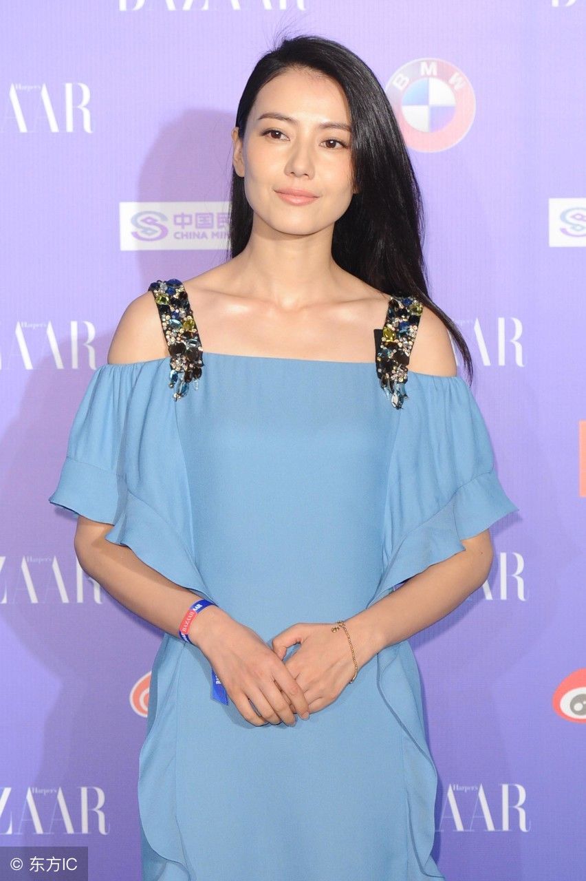 高圆圆，没有黑肩带，这条裙子就是美美的标准一字肩长裙!