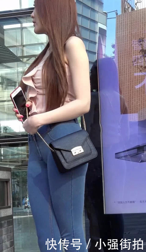 气质小姐姐一字肩搭配紧身牛仔裤，大秀一双珠圆玉润大长腿，吸睛