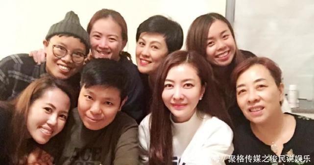 熊黛林皮肤白嫩的美照，图4穿黑丝的闺蜜抢镜，图8皮肤真好！