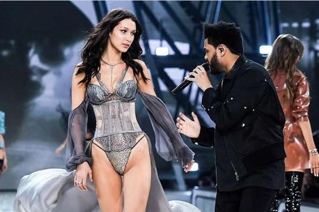 同是模特走秀，一个是维密内衣秀，一个是Swim泳装秀，那个更美