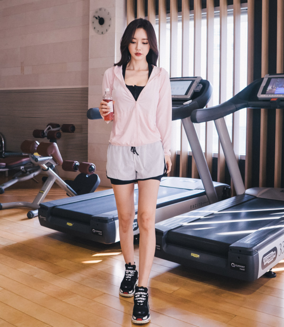 女神孙允珠，红粉青春律动运动带帽薄卫衣