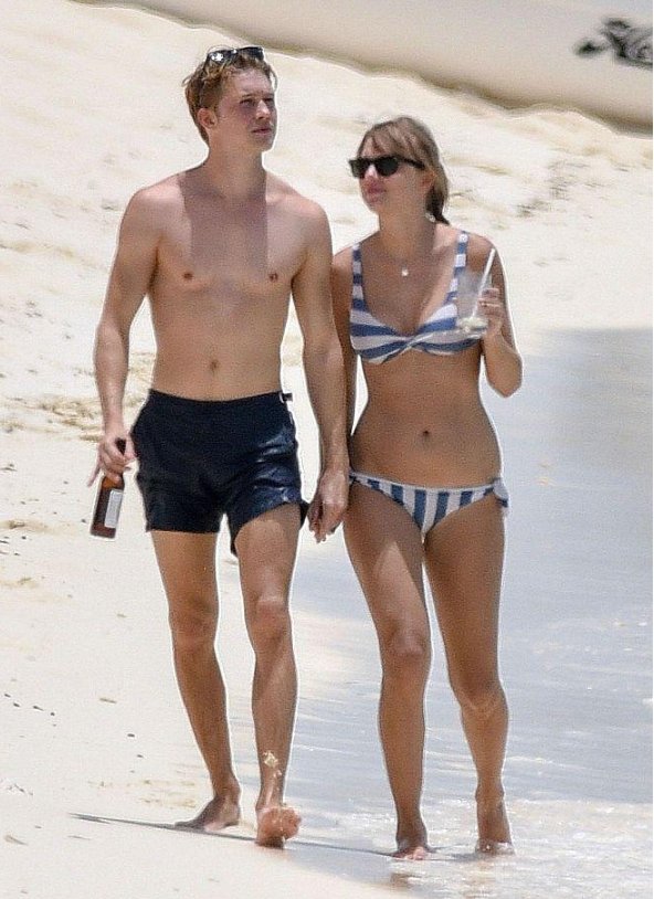 霉霉海边穿比基尼大秀好身材与男友大撒狗粮