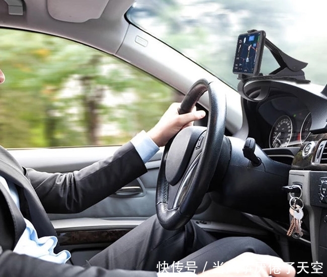 现在长途司机宁愿睡车上，也不爱住宾馆！看看下图，你就晓得原因