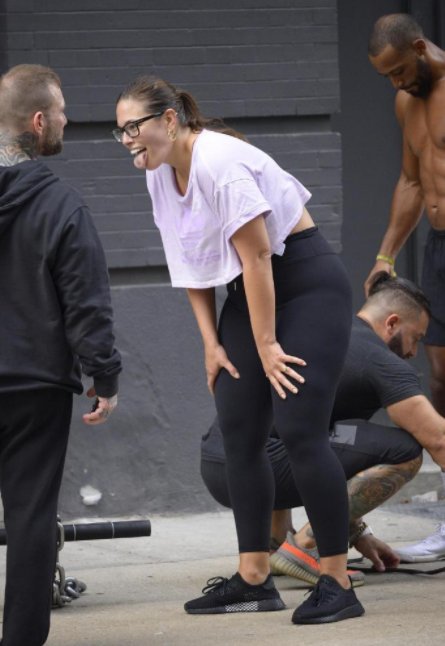 大码超模艾什莉格林汉姆和老公在健身房，老公身材无敌好的