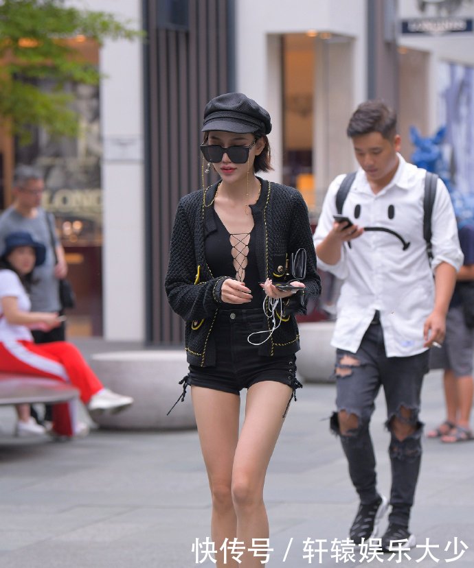 美女穿一双12公分高的高跟鞋，鞋跟细如牙签，怎么走得平稳？