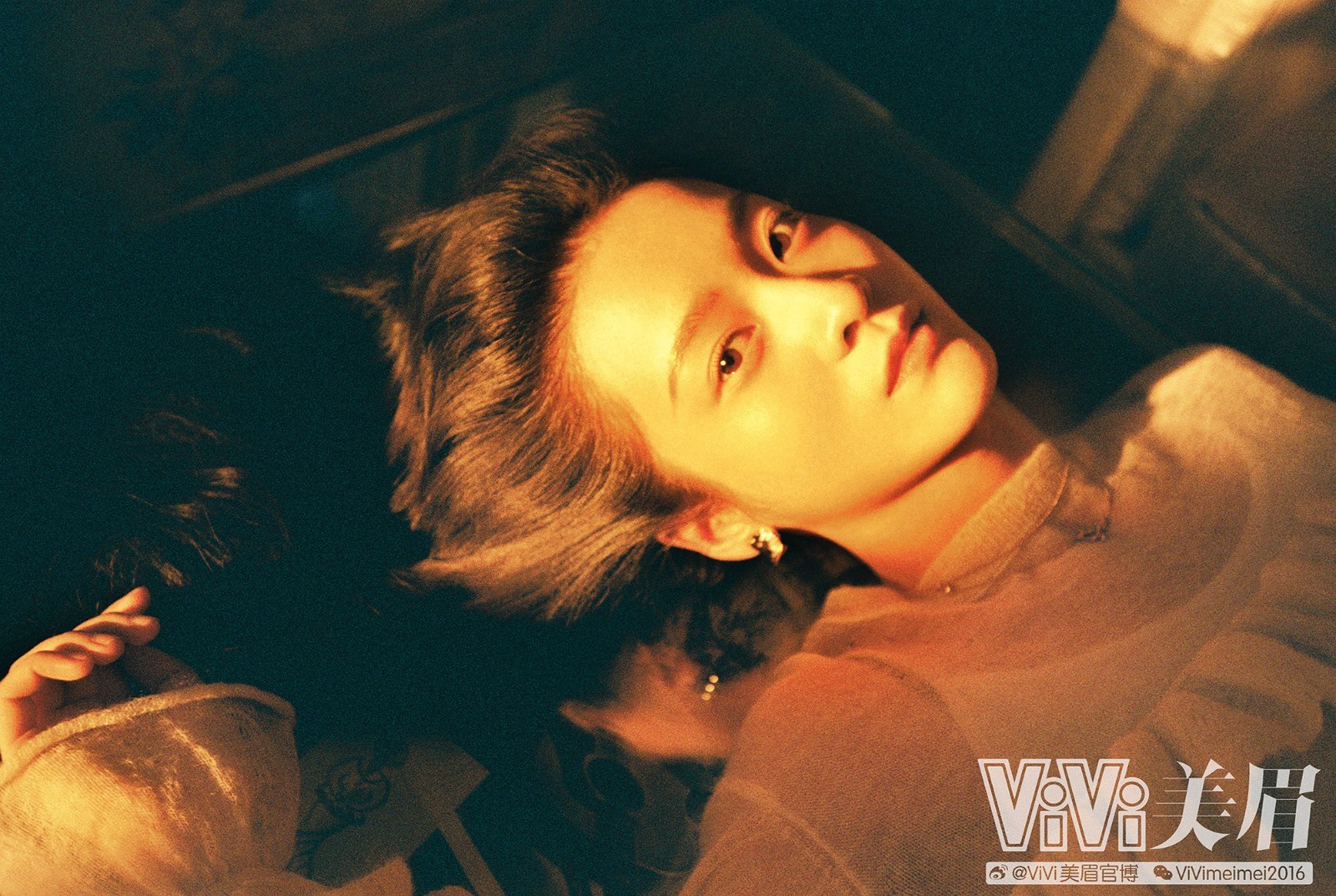 张雪迎登杂志封面演绎怀旧风 摩登时髦解锁复古少女