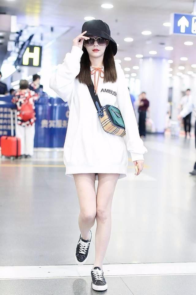 看了沈梦辰的机场照,才知道她白的发亮的原因,网友:全靠P图!